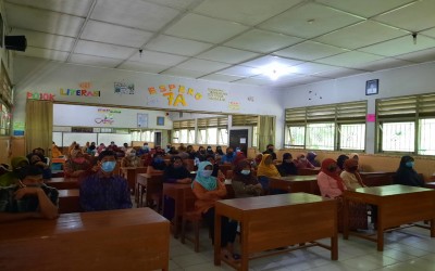 PEMBAGIAN RAPOR DAN SOSIALISASI PEMBELAJARAN TATAP MUKA SEMESTER GENAP DIMASA PANDEMI SMP NEGERI 2 KOKAP